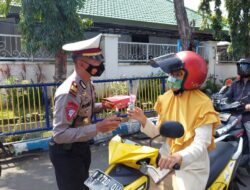Satlantas Polres Probolinggo Kota Mengapresiasi Tertib Pengguna Jalan Dengan Memberikan Bunga, Sekaligus Tutup Operasi Keselamatan Semeru