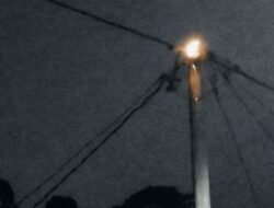 Warga Panik, Kabel Tiang Listrik di Seluma Utara Terbakar