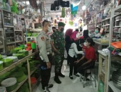 Rutinitas Babinsa Koramil 0822/01 Kota Pengamanan Vaksinasi di Pertokoan