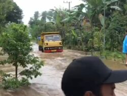Curah Hujan Tinggi Guyur Desa Jambewangi Akibatkan Banjir Hingga ke Permukiman Warga