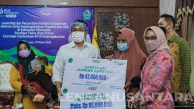 Bupati Pamekasan Serahkan Manfaat Kepesertaan Jaminan Sosial Ketenagakerjaan Pegawai Non ASN