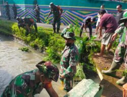 Cegah Banjir, Prajurit Kodim 0822 Bondowoso Bersih-bersih Sungai