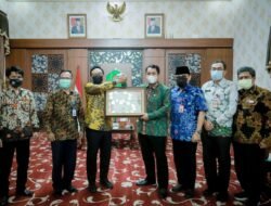 Implementasikan Satu Data, Pemkab Pamekasan Terima Penghargaan dari BPS Jatim