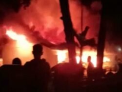 Aparat TNI-Polri Bantu Petugas Damkar di RS. Bhakti Husada Krikilan