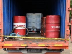 Ditreskrmsus Polda Riau Grebek Gudang Pengoplos Solar di Jalan Melati