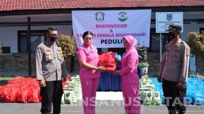 Meringankan Beban Ekonomi Penambang Tradisional, Bhayangkari Lumajang Bagikan Paket Sembako Pasca Erupsi Semeru