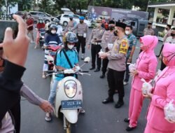 Berbagi di Bulan Ramadhan, Kapolres Bondowoso bersama Bhayangkari Gelar Baksos Bagi Takjil dan Makanan