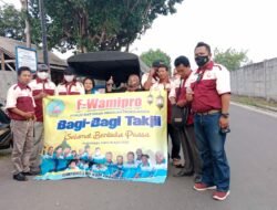 Manfaatkan Momen Ramadhan, F-Wamipro Bagi-bagi Takjil Gratis Kepada Masyarakat Yang Melintas Simpang 3 King Probolinggo