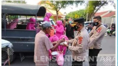 Polres Bantaeng bersama Pengurus Bayangkari Bantaeng Bagikan Nasi Bungkus Kepada Warga
