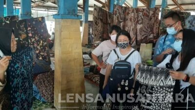 Lakukan Perjalanan Wisata ke Madura, Wisman Asal Taiwan dan China Belanja Batik di Pasar 17 Agustus Pamekasan