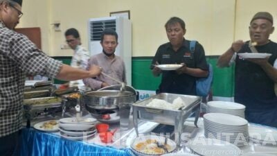 60 Wartawan dan Dinas PUTR Lumajang Buka Puasa Bersama