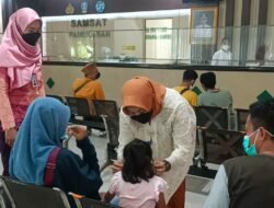 Peringati Hari Kartini, Polwan Satlantas Polres Pamekasan Kenakan Kebaya Saat Layani Masyarakat