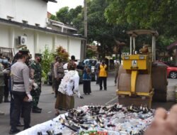 Polres Bondowoso Musnahkan Ribuan Botol Miras dan Knalpot Brong Hasil Cipkon
