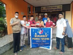 Berbagi Berkah Ramadhan, Alumni SMA 2 Bantaeng Angkatan 97 Bagikan Paket Sembako