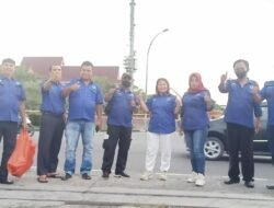 Mencari Keberkahan, DPP SPI Berbagi Takjil di Depan Kantor