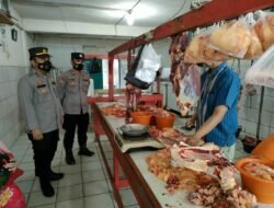Kasat Binmas Polres Pringsewu Iptu Mardiono Cek Kebutuhan Pokok Dipasaran Jelang Lebaran