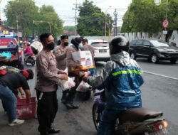 Polsek Kota Gelar Ratusan Takjil Bersama Eksekutif Banyuwangi