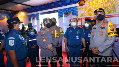 Tinjau Pelabuhan Tanjung Perak, Kapolri: Transportasi Laut Alternatif Kurangi Kemacetan Arus Mudik