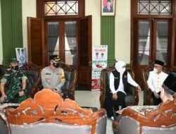 Dandim 0822 bersama Forkopimda Bondowoso Dampingi Gubernur Jatim Salurkan Santunan dan Zakat Produktif