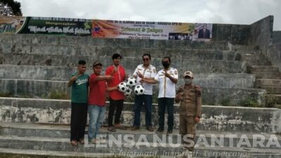 LPM-Dairi Beri Sumbangan 4 Buah Bola Kaki Kepada Panitia Turnamen Sepakbola Pasi Cup