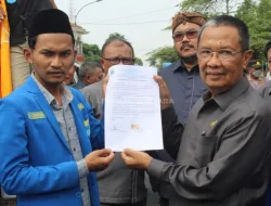 Berbeda dengan Bupati, Ketua DPRD Bondowoso Temui Mahasiswa yang Melakukan Aksi Demonstrasi