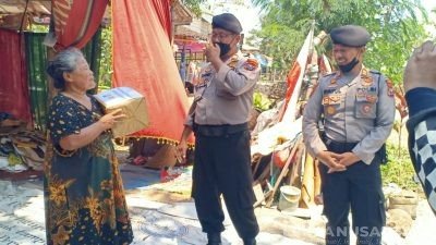 Samapta Berkah Polres Ponorogo, Bagikan Puluhan Paket Sembako Kepada Lansia