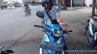 Tebalnya Kepulan Debu Perbaikan Jalan Milik Provinsi Jatim Sebabkan Pemotor Jatuh