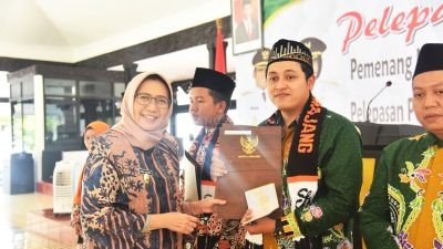 Wabup Indah Memberikan Hadiah Umroh, Pemenang MTQ XXIX Tingkat Provinsi Jawa Timur
