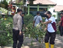 Tanggap Bencana, Polres Bondowoso Membantu Warga yang Terkena Dampak Angin Puting Beliung
