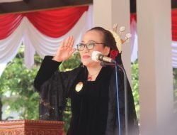 HUT ke 77 RI, Selenggarakan Upacara Pengibaran Bendera Merah Putih dengan Pakaian Adat