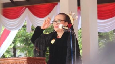 HUT ke 77 RI, Selenggarakan Upacara Pengibaran Bendera Merah Putih dengan Pakaian Adat