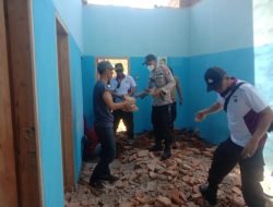 PLT Lurah Sekarputih, Ajak Warganya untuk Membersihkan Sisa Reruntuhan Bangunan Akibat Diterjang Angin Puting Beliung
