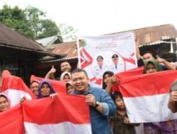 Bupati Dolly Bagi Bendera Merah Putih di Desa Sipangko Tapsel