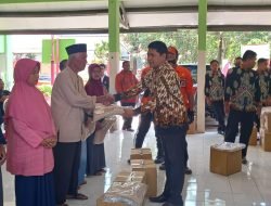Pemkab Bondowoso Menyerahkan 54 Paket Bansos Kepada Warga Terdampak Angin Puting Beliung