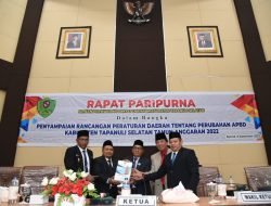 Bupati Tapsel Sampaikan Nota Keuangan Ranperda Perubahan APBD 2022 ke DPRD