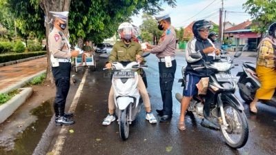 Satlantas Polresta Banyuwangi Mengedepankan Aksi Humanis Dalam Giat OPS Zebra Semeru