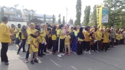 Bupati Kendal Melepas Jalan Santai HUT Partai Golkar ke 58