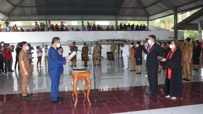 Wabup PYR Lantik Sejumlah Pejabat Administrator, Pejabat Hukum Tua dan Kepsek di Lingkungan Pemkab Minsel