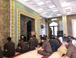 Imam Masjid Al Mizan Sampaikan Tausiyah di Hadapan Pejabat Kejati Riau