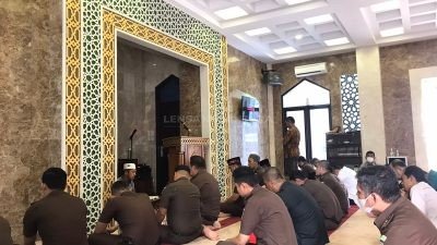 Imam Masjid Al Mizan Sampaikan Tausiyah di Hadapan Pejabat Kejati Riau