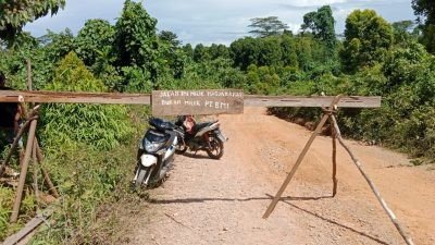 Protes Aktifitas Perusahan, Warga Desa Todoli Pultab Palang Jalan Raya