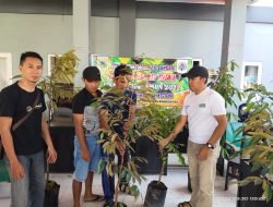 Manfaatkan Lahan Kosong, Pemerintah Desa Penambangan Bagikan Bibit Pohon Berkualitas Super