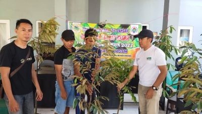 Manfaatkan Lahan Kosong, Pemerintah Desa Penambangan Bagikan Bibit Pohon Berkualitas Super
