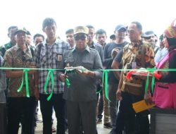 Wakil Bupati Taliabu Resmikan Gedung Balai Desa Lohobuba