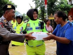 Polres Trenggalek Dirikan Dapur Umum untuk Warga Terdampak Banjir