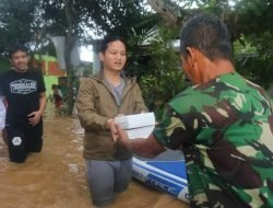 Bupati Trenggalek Didampingi Wabup Kompak Salurkan Bantuan Makanan dan Air Bersih
