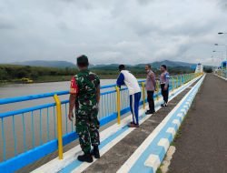 Antisipasi Banjir, Babinsa Kodim 0822 Bondowoso Cek Debit Air di Bendungan Sampean Baru