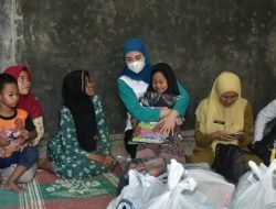 Ketua Tim Penggerak PKK Trenggalek Salurkan Bantuan untuk Korban Tanah Gerak dan Longsor