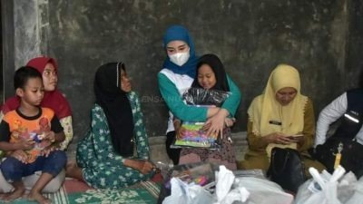 Ketua Tim Penggerak PKK Trenggalek Salurkan Bantuan untuk Korban Tanah Gerak dan Longsor