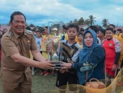 Wali Kota Irsan Serahkan Piala Bergilir PS SMPN 5 Padang Sidempuan